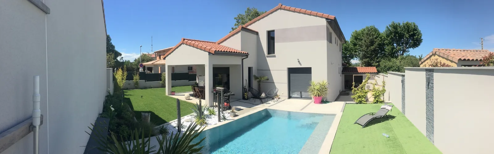 Aménagement extérieur avec piscine et terrasse à Montélimar