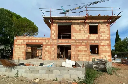 Charpente bois en cours de pose, construction neuve Costantini Construction à Montélimar