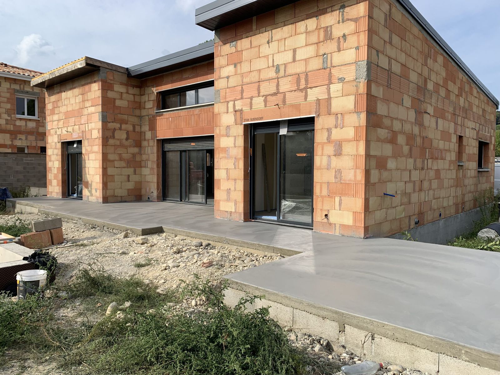 Chantier de construction de maison neuve vu du ciel à Montélimar