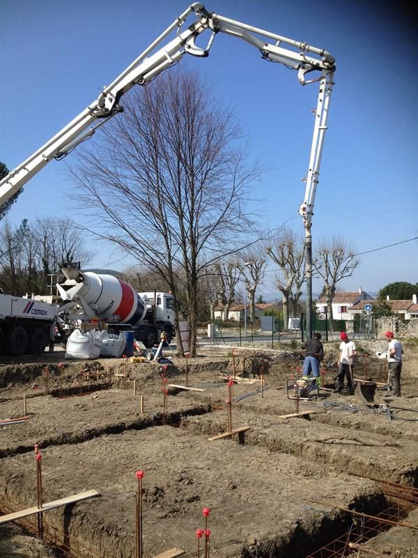 Coulage des fondations en béton avec pompe à béton, construction neuve à Montélimar