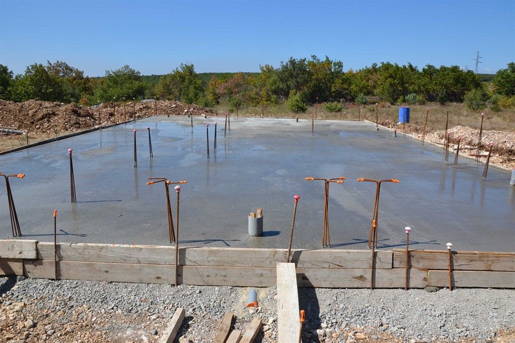 Dalle en béton fraîchement coulée avec ferraillage apparent, construction neuve à Montélimar