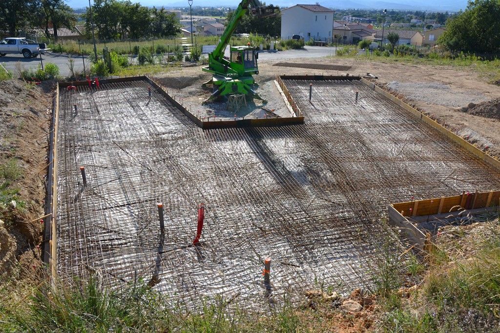 Ferraillage des fondations vu du ciel, chantier de construction neuve à Montélimar