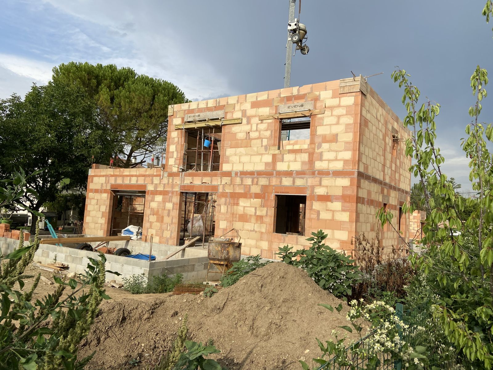 Maison neuve à étage en construction avec grue à Montélimar