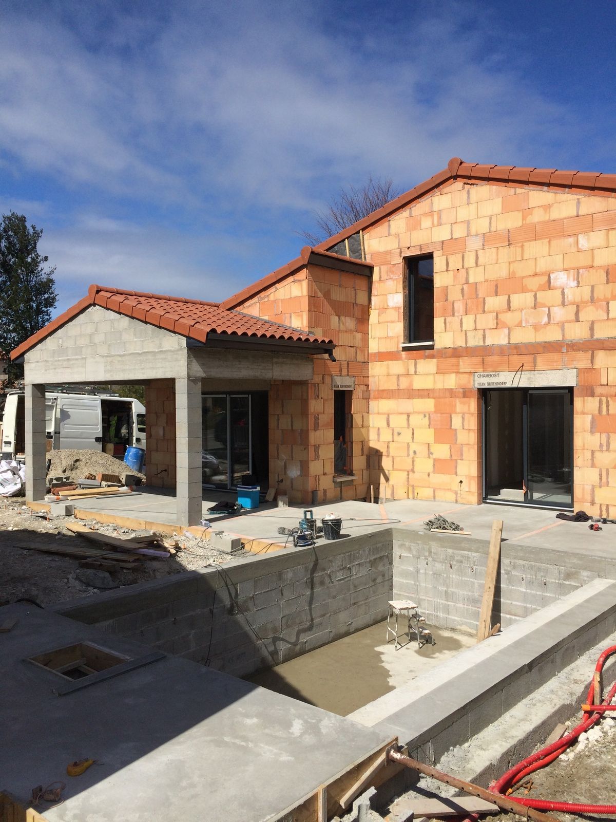 Maison neuve avec toiture en tuiles, carport et piscine en construction à Montélimar