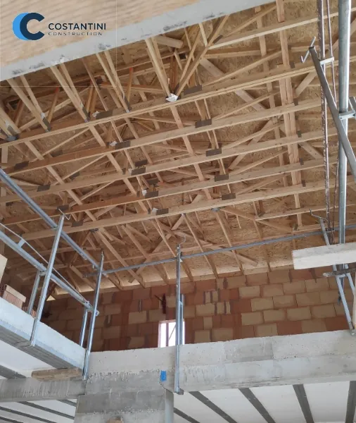 Villa à étage en cours de construction, murs en briques à Montélimar