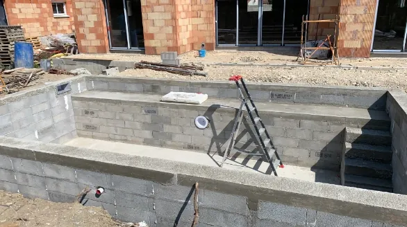 Construction d'une piscine en parpaings et béton à Montélimar
