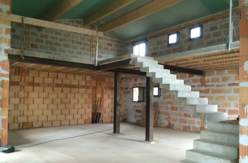 Charpente bois et mezzanine d'une maison neuve en construction à Montélimar