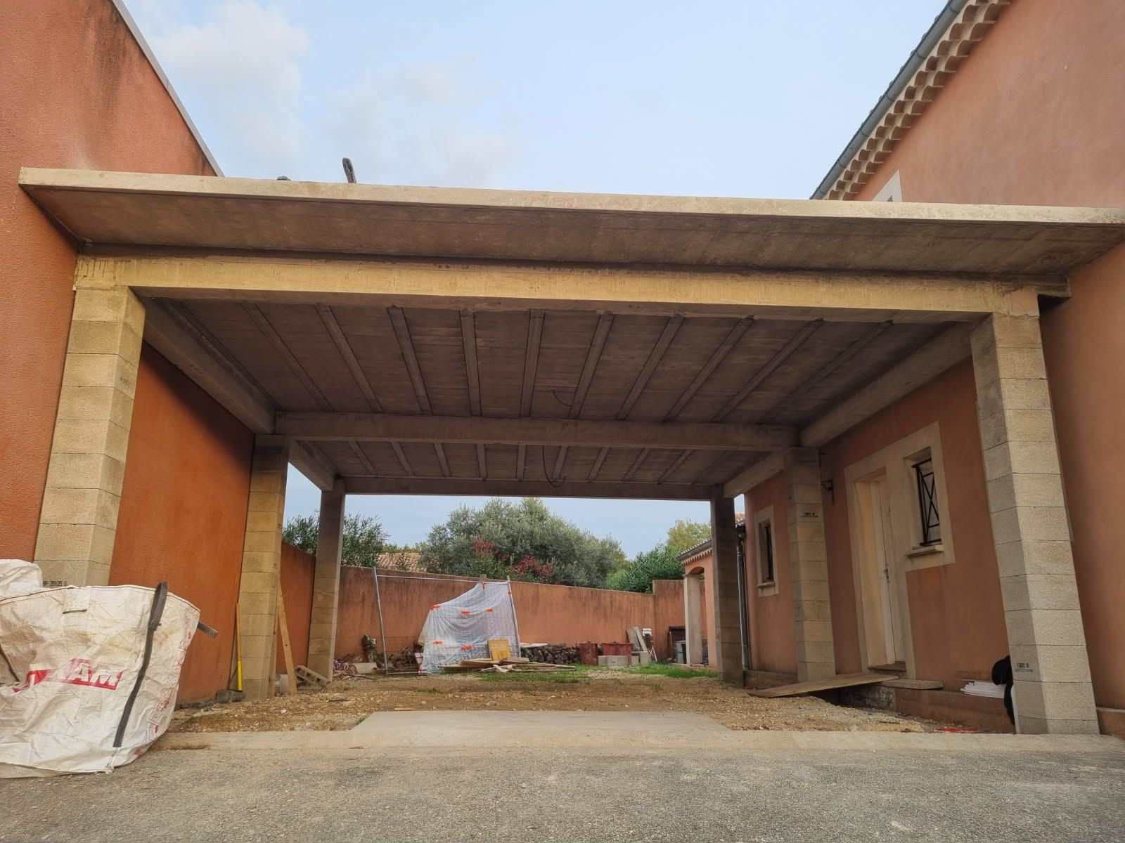 Construction d'un auvent carport en rénovation à Montélimar
