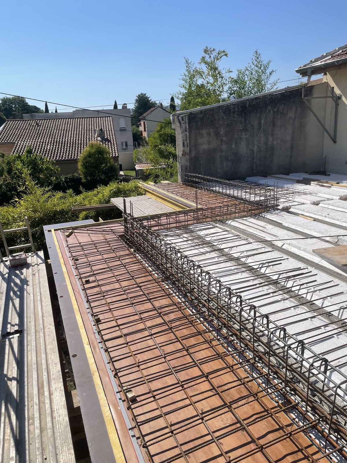Ferraillage d'une extension de toiture, travaux de rénovation à Montélimar