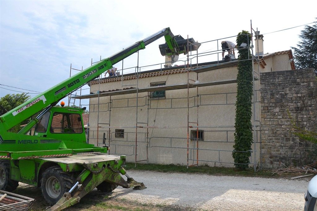 Rénovation de façade et de toiture sous échafaudage à Montélimar