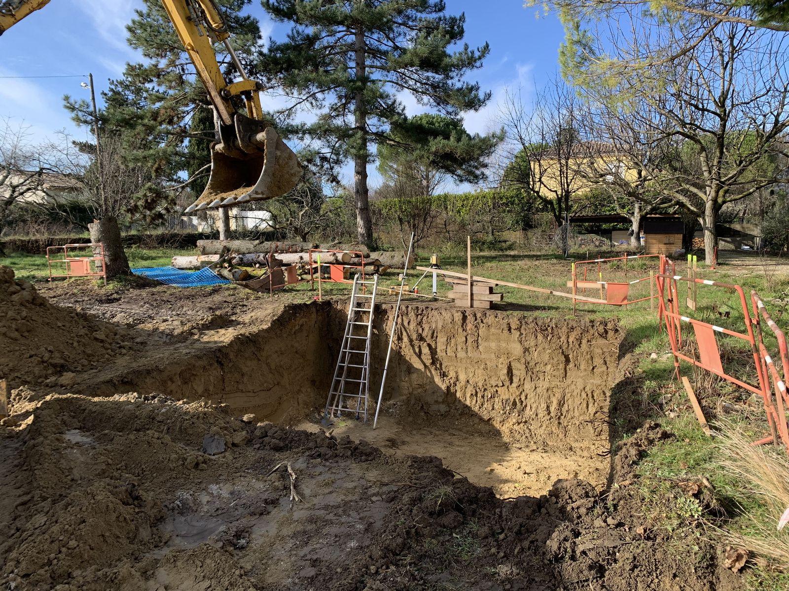 Excavation à la pelleteuse dans un jardin, travaux de terrassement à Montélimar