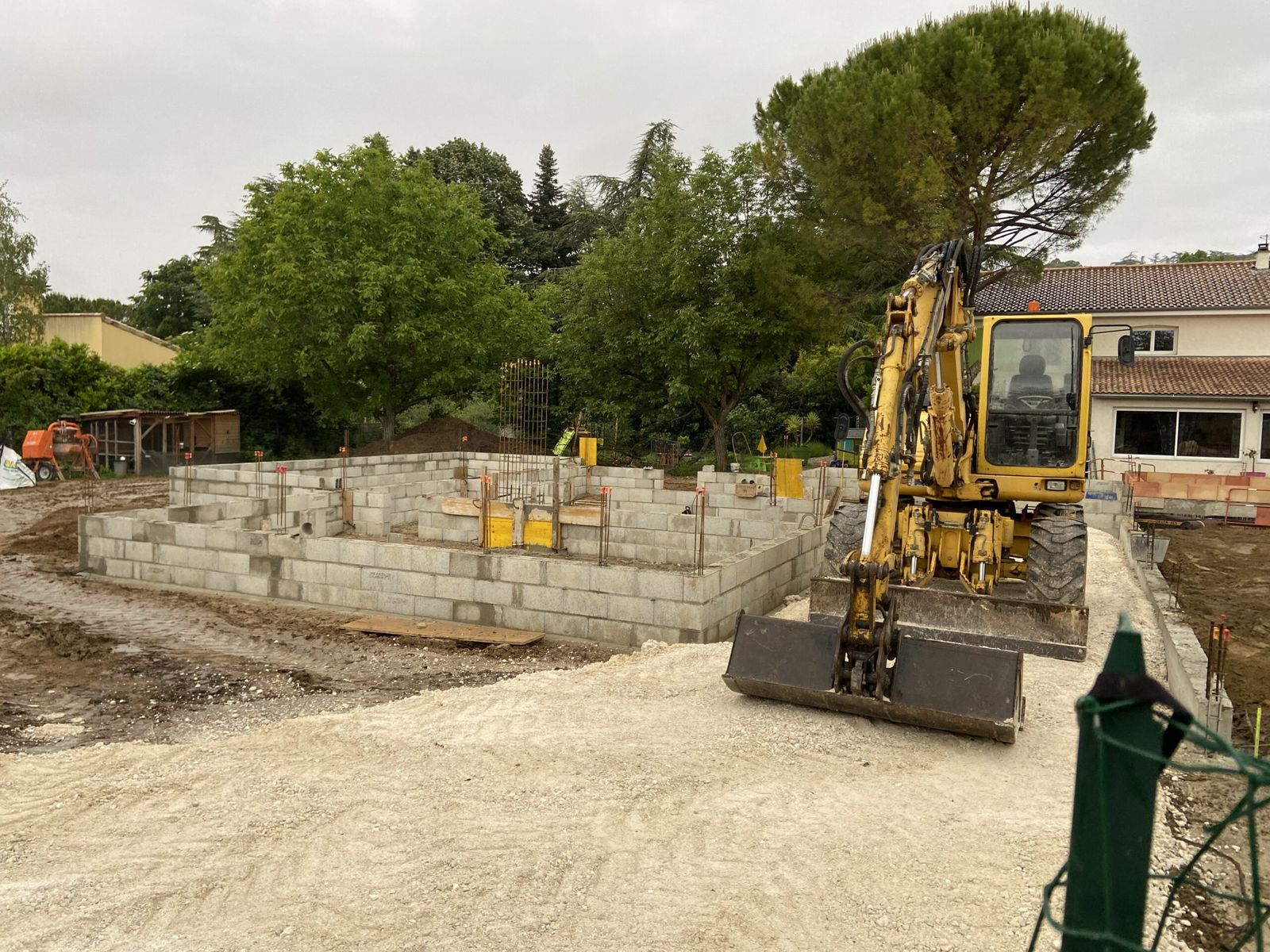Terrassement et préparation de fondations à la pelleteuse à Montélimar