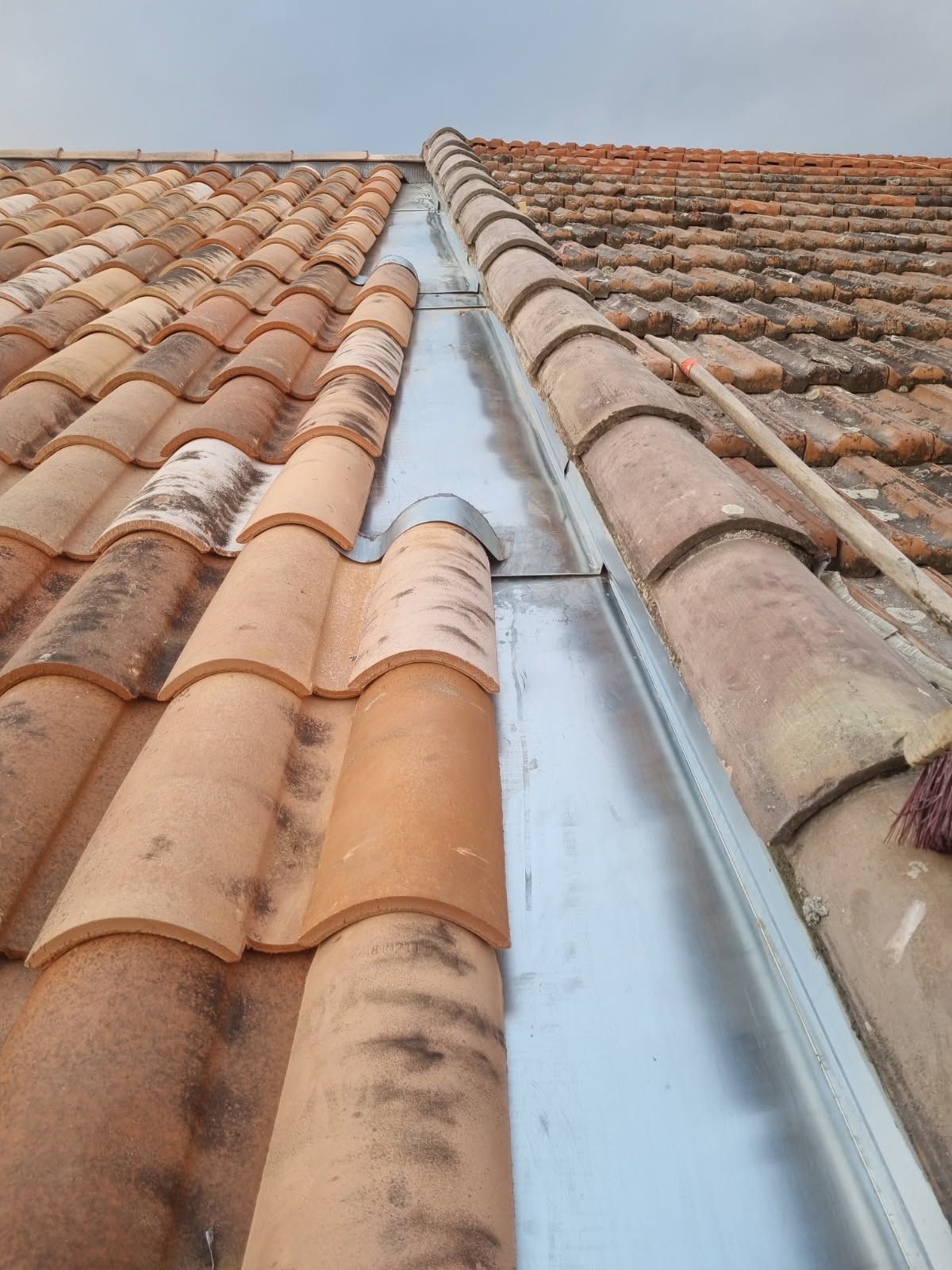Détail de toiture avec gouttière zinc à Montélimar
